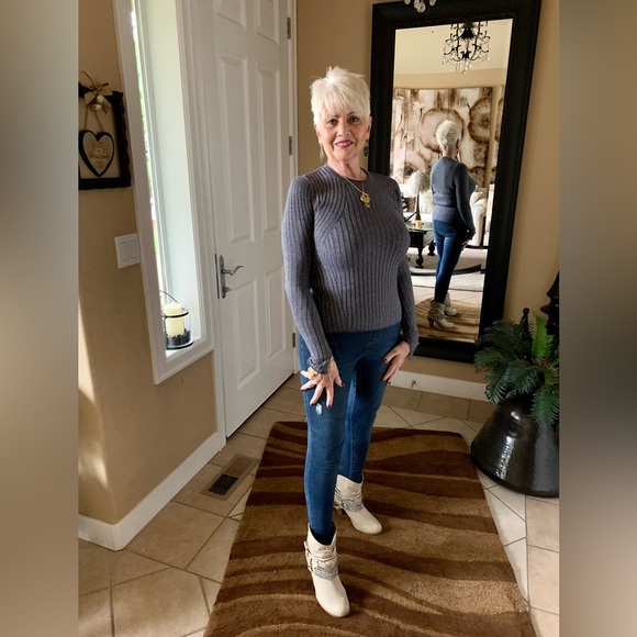 LN ZARA CUTE KNIT SWEATER. THIS SWEATER IS LIGHTWEIGHT & COMFY. - Picture 2 of 8